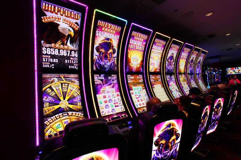How do you win BIG at Vegas slot machines?